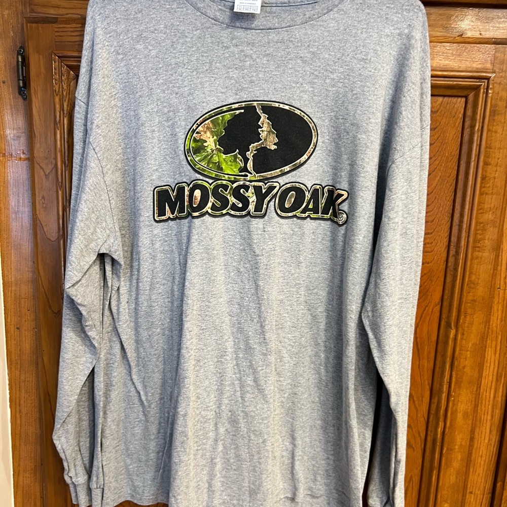 Mossy Oak men’s xl long sleeve tee.  Grey